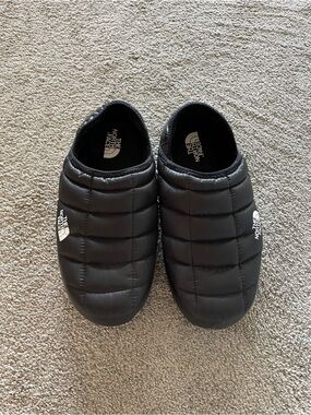 NWOT The North Face Men’s Black Quilted Slip-On Slippers